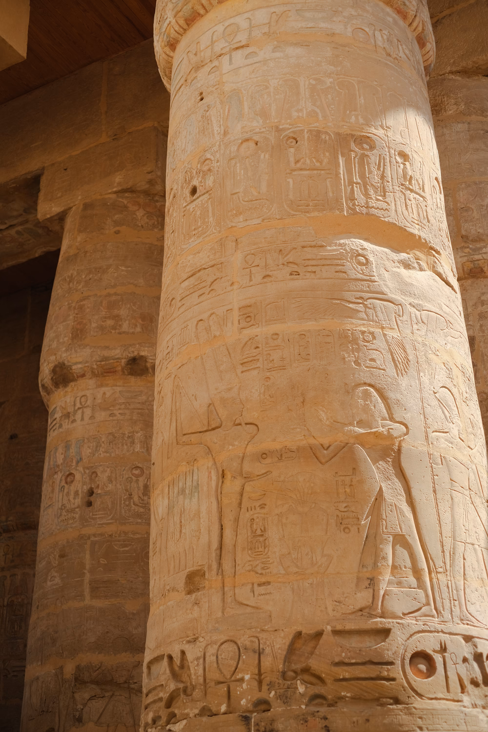Ägyptische Säule mit Hieroglyphen und Pharao-Reliefs in einem antiken Tempel.